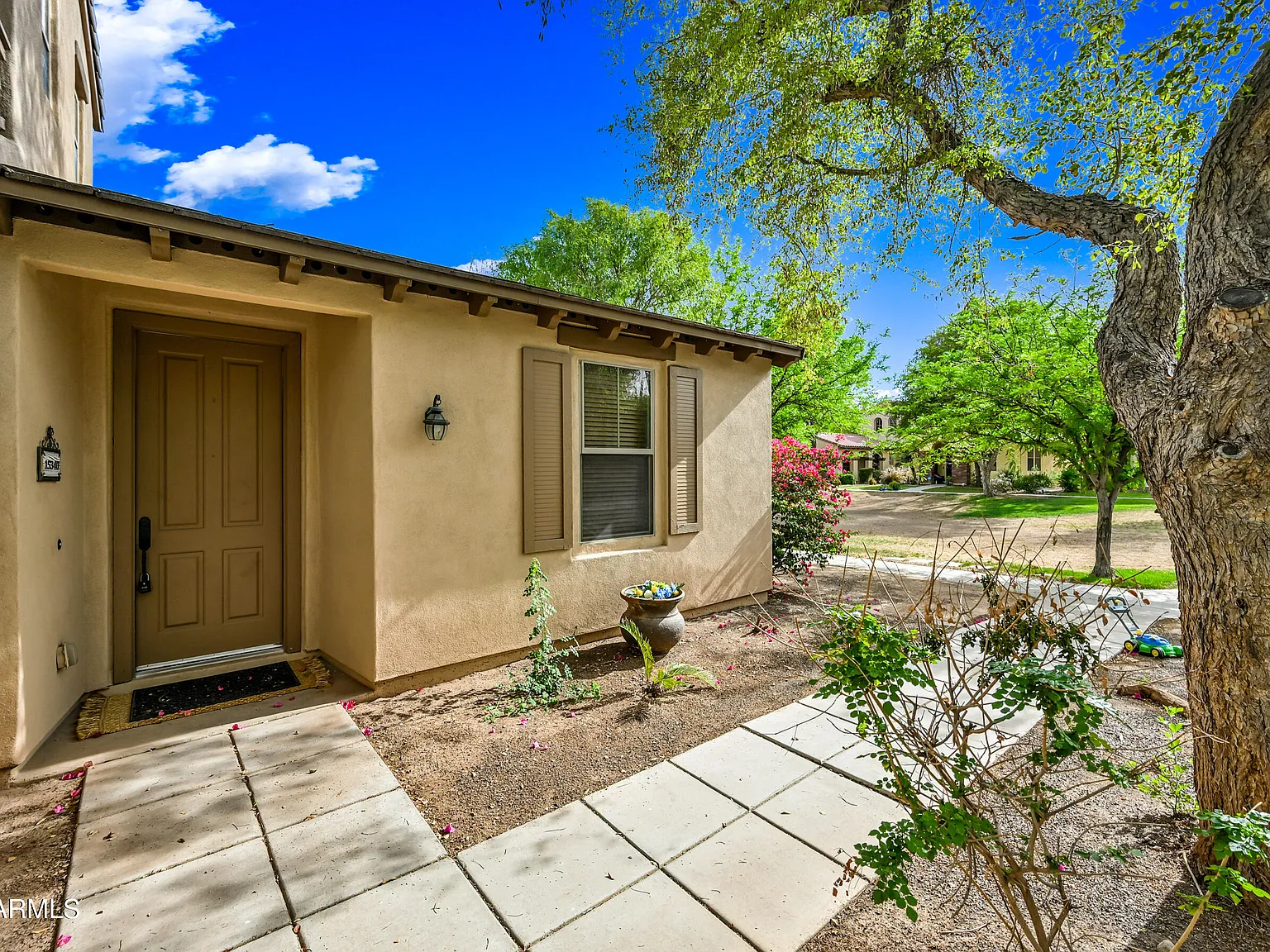 4 bed, 2.5 bath, 2334 sqft, $2,600 — Photo 2