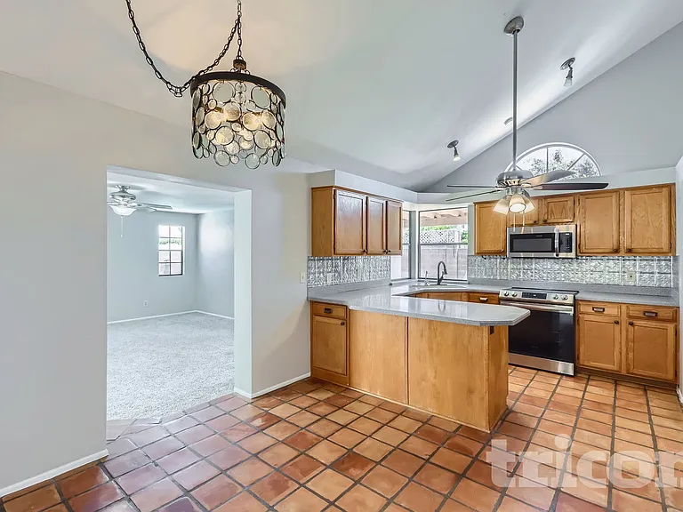 3031 W Mercer Ln — Photo 6