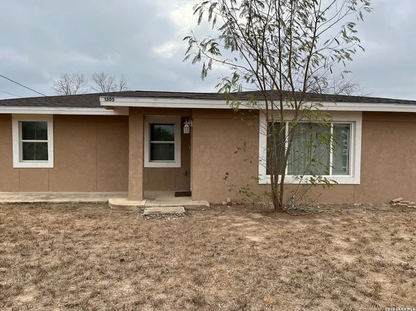 1305 N 1st, Carrizo Springs, TX 78834