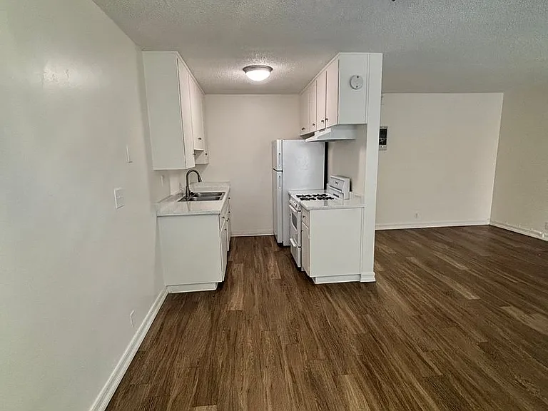 University Terrace Apartments — Photo 6