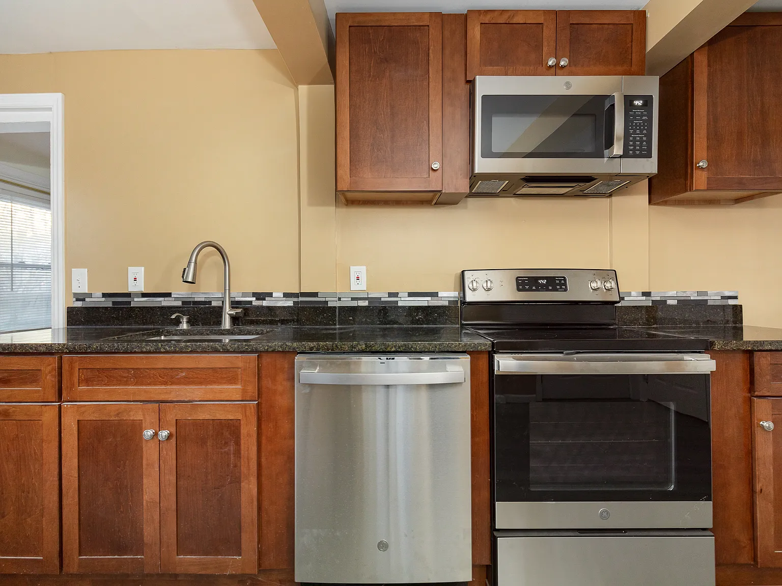 3 bed, 1600 sqft, $2,500 — Photo 3