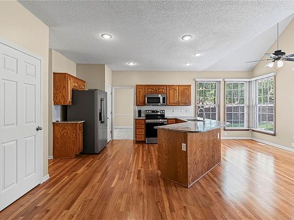 5th image of 15118 Outlook St