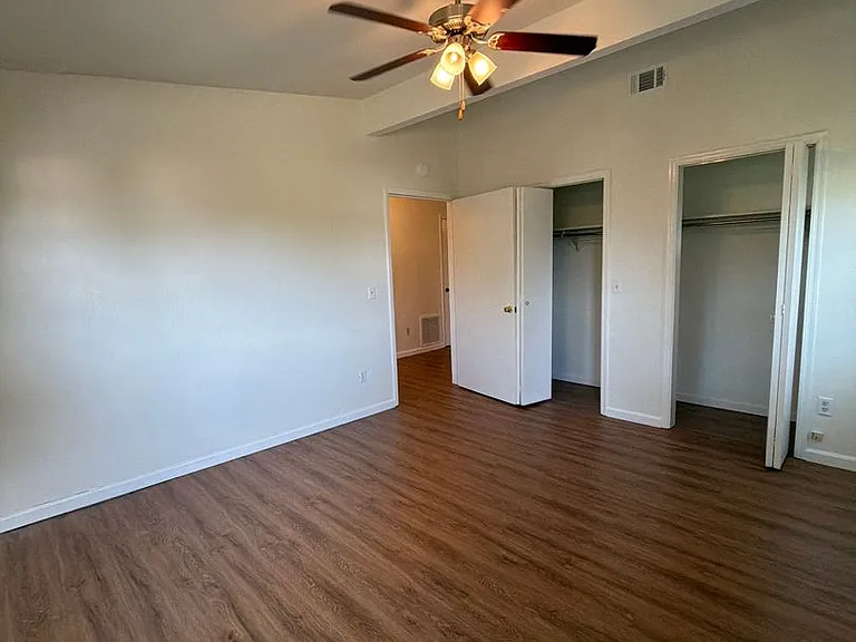 Beautiful downtown quad. 1 and 2 bed units available now. Pets allowed. — Photo 47