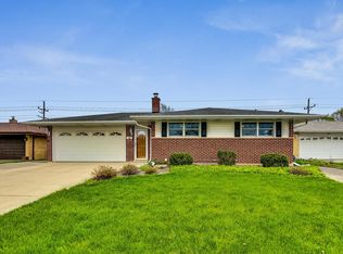 453 Ambleside Rd, Des Plaines, IL 60016