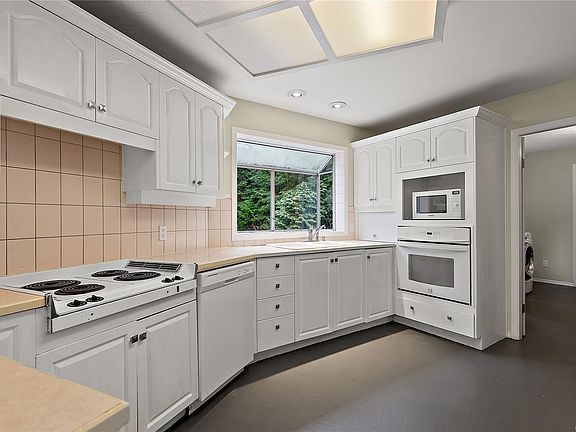 3rd image of 5805 E Sooke Rd