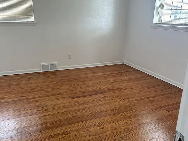 2101 E Maple Rd — Photo 8