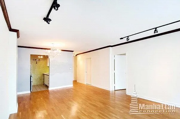 Sold by Manhattan Connection | media 22