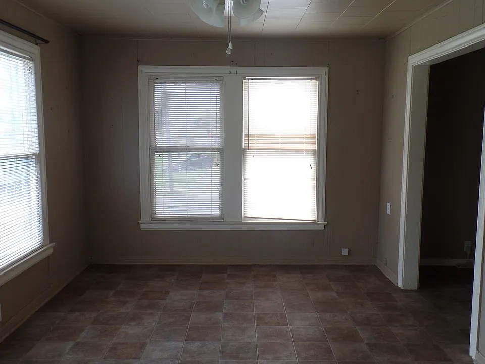 704 E Guadalupe St