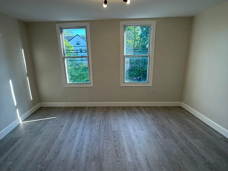 241 Hawthorne Ave — Photo 7