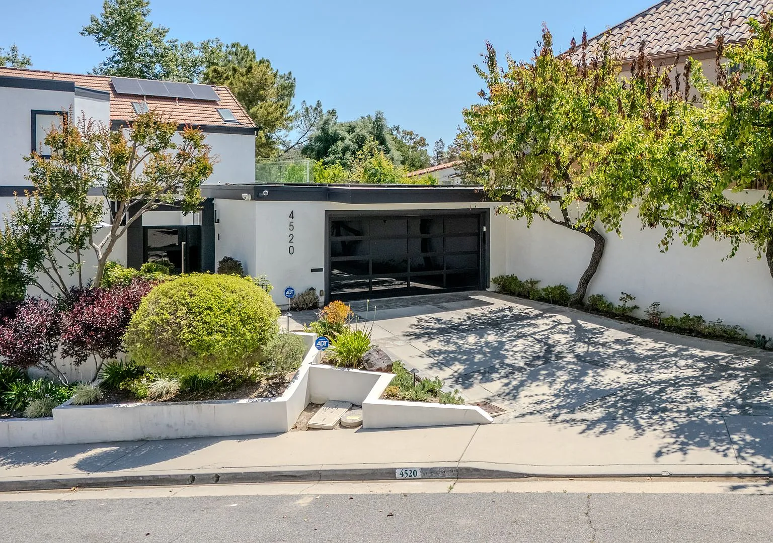 Luxury waterfront living in Calabasas — Photo 1