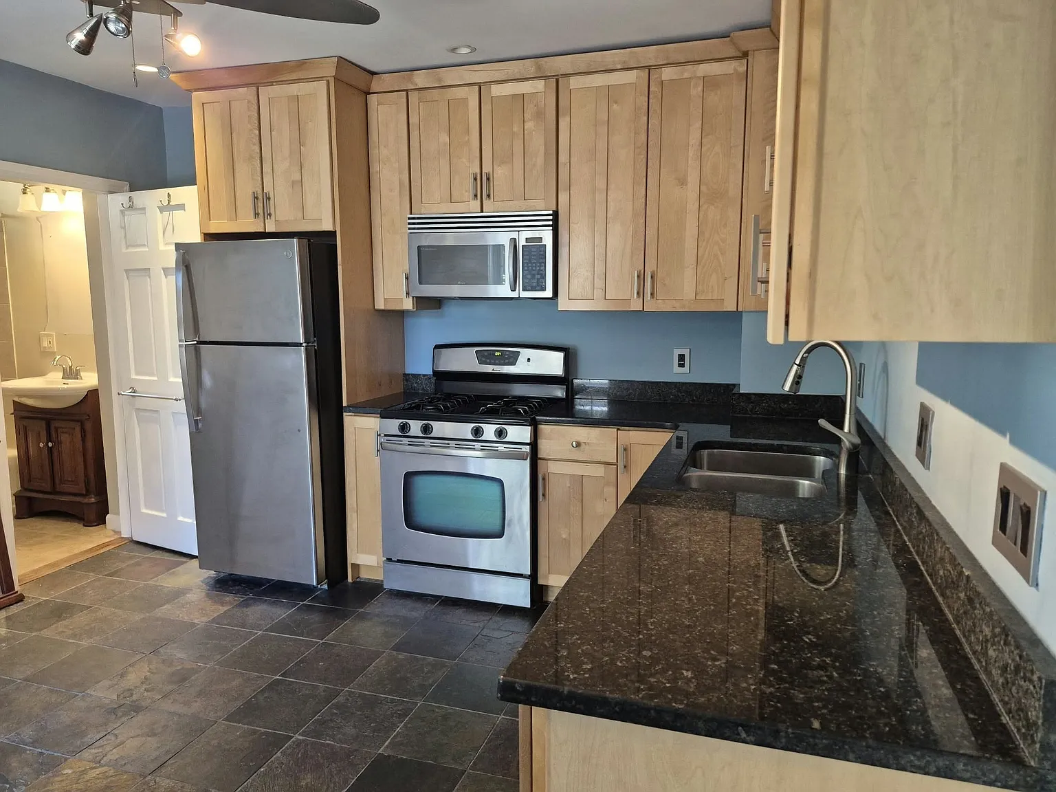 2 bed, 1.0 bath, 834 sqft, $2,750 — Photo 3