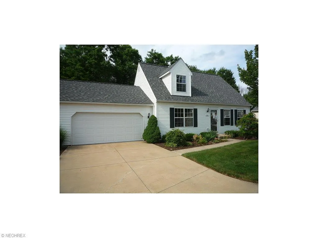 545 Parkside Ln photo 1