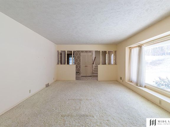 3rd image of 810 Skyline Dr