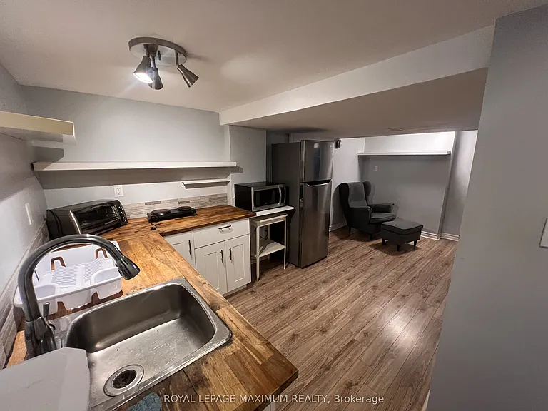 16 Langholm Dr #1 — Photo 2
