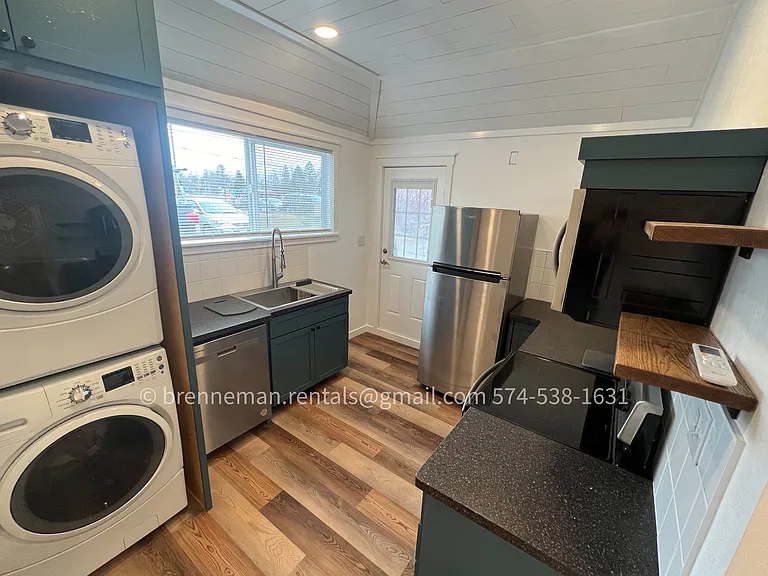 212 S Meridian Rd — Photo 2