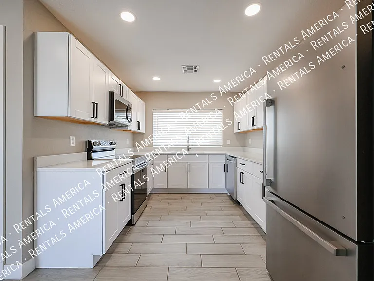 2902 W Straford Dr — Photo 10