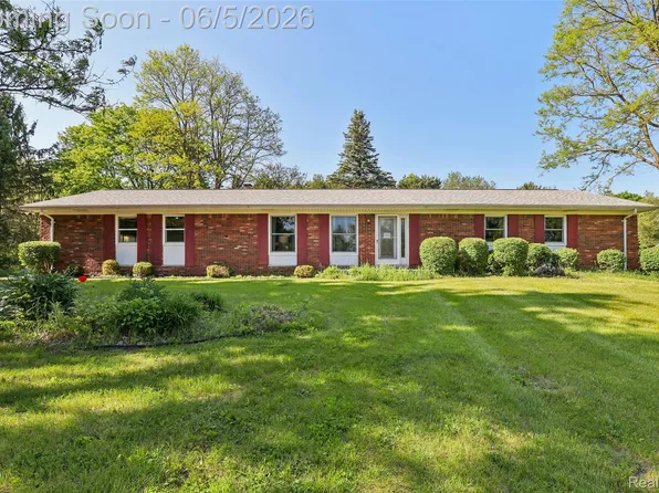 8701 Heatherset Dr, Brighton, MI 48114
