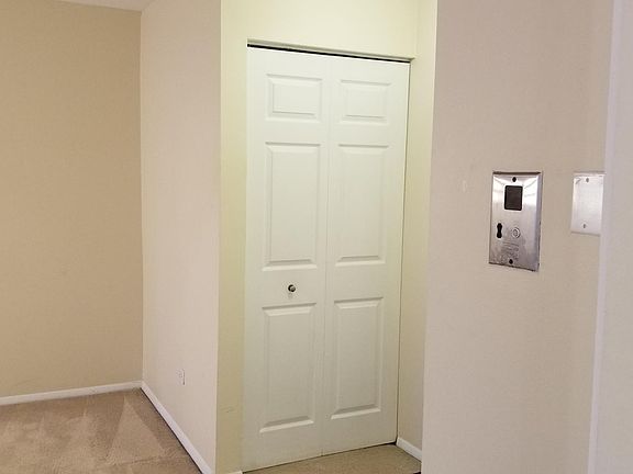 ENTRANCE WALK IN CLOSET