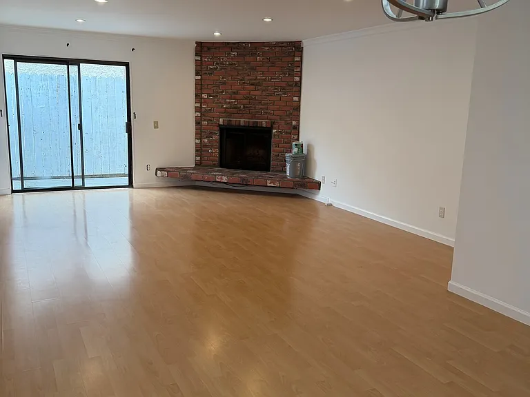 557 E Tujunga Ave #H — Photo 3