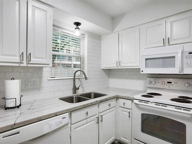 857 Wax Myrtle Ln #4 — Photo 24
