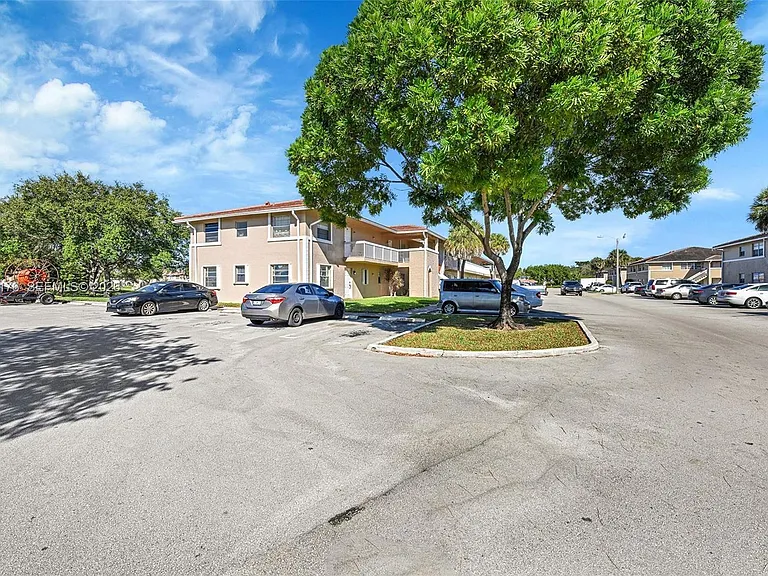 906 Twin Lakes Dr #8-J — Photo 2