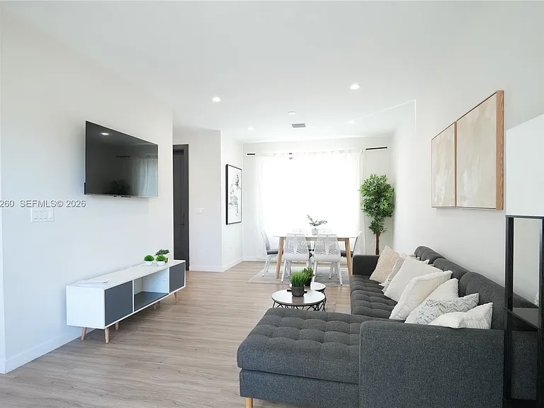 211 SE 4th St #3 — Photo 20