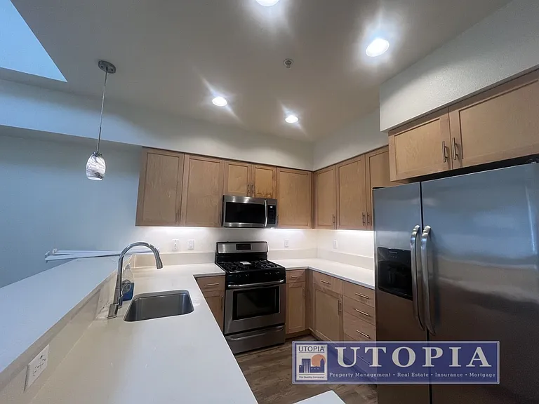 Beautiful and Spacious 3-bedroom, 3.5-bathroom Townhouse Located in the heart of Seabright. — Photo 7