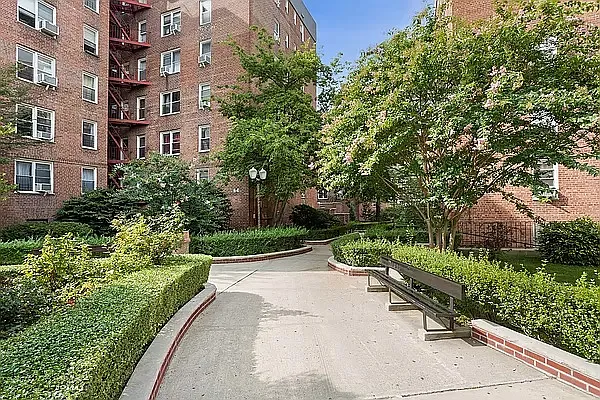 Rented by New York Realty Minimax Inc | media 24