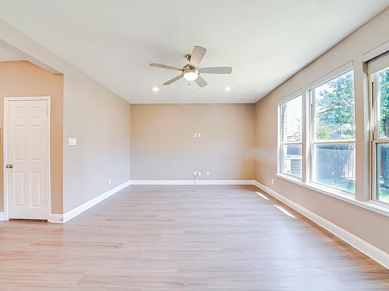 410 Club House Dr — Photo 11