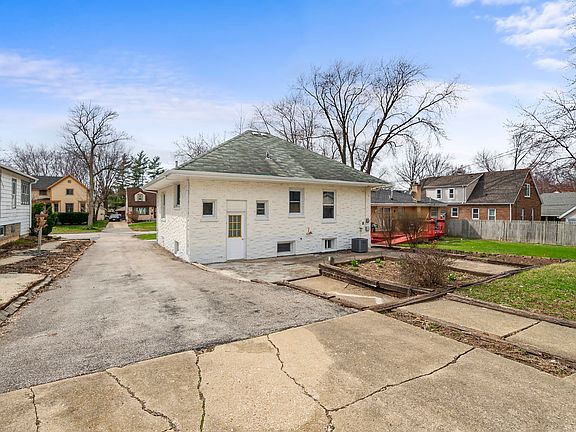 5th image of 227 N Oak St