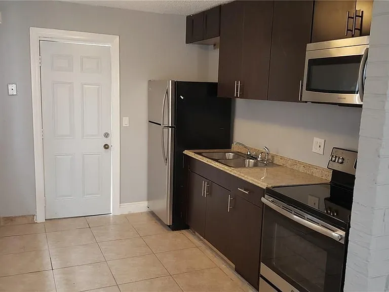 704 NW 4th St #2 — Photo 2