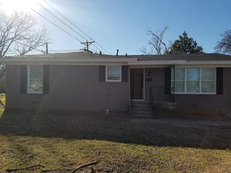 212 Oak Dr E