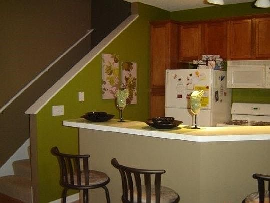 Kitchen and breakfast bar