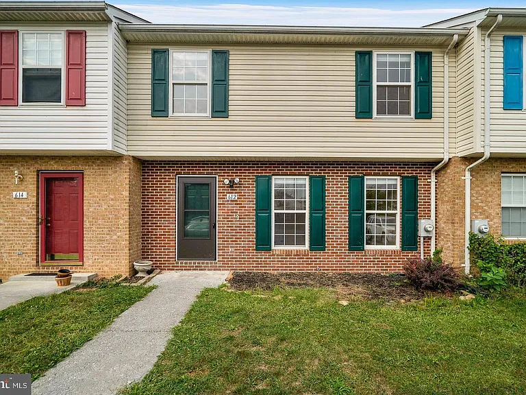 612 Emily Ln — Photo 1