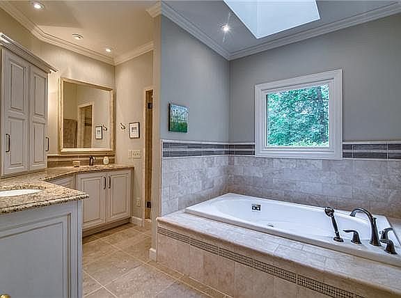 Master with steam shower/tub