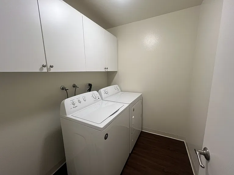 Versailles on the Lake Apartments — Photo 37