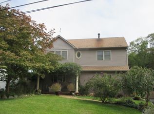 4 Barrow Pl, Blue Point, NY 11715