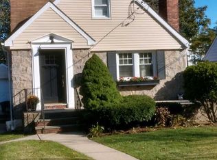 68 Stuart St, Lynbrook, NY 11563