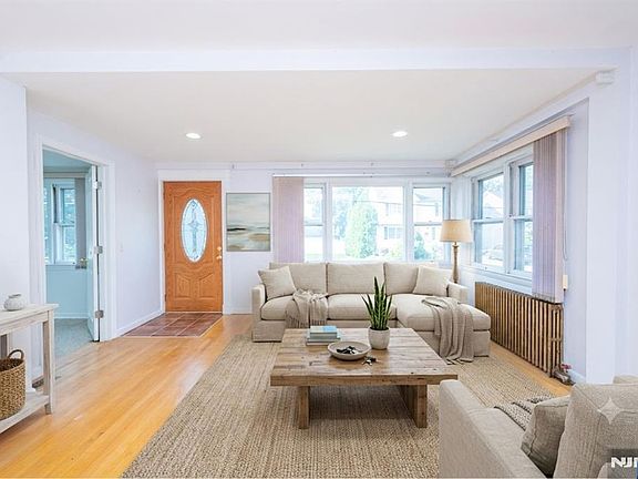 3rd image of 16 Lincoln Pl