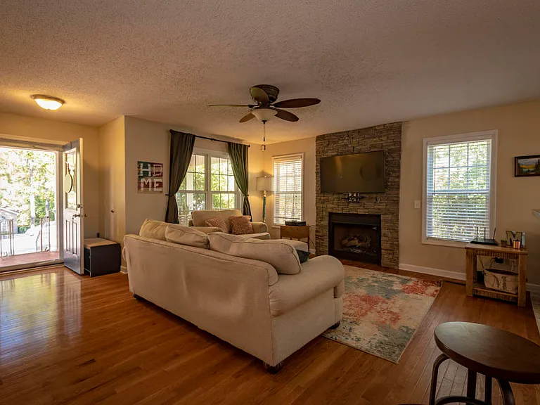 440 Spring Lake Dr — Photo 6