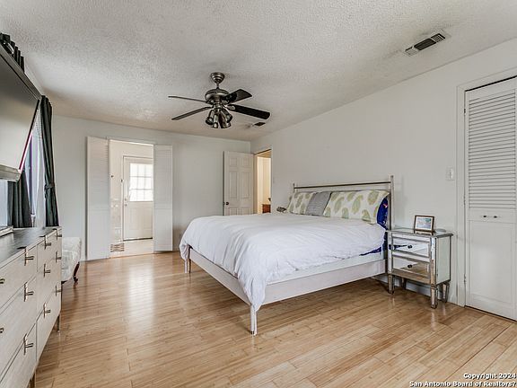 4th image of 302 WEATHERCOCK LN
