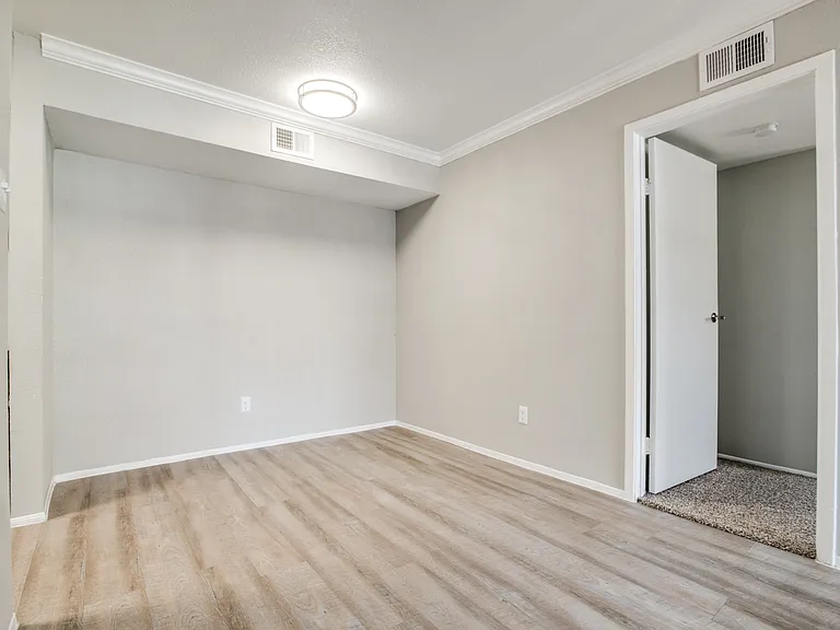 The Sutton Apartments — Photo 33