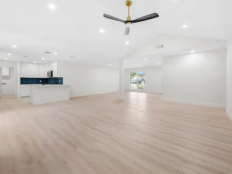 1403 Creekview Dr — Photo 6