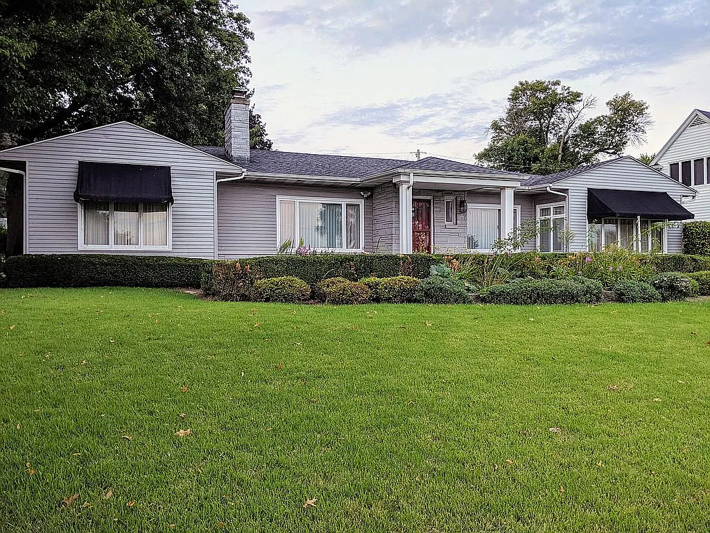 334 River Dr photo 1