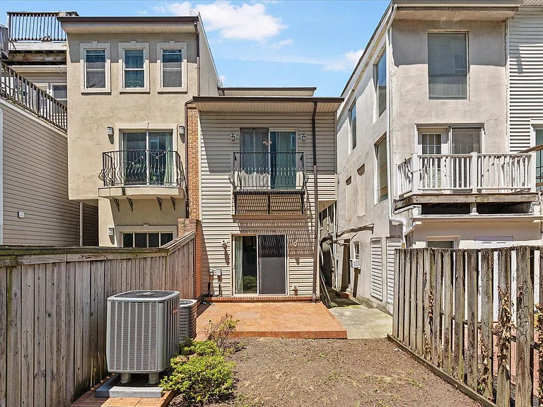 115 E Cross St — Photo 28