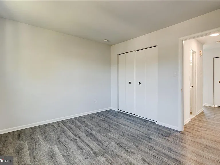 6th Pl NE — Photo 19