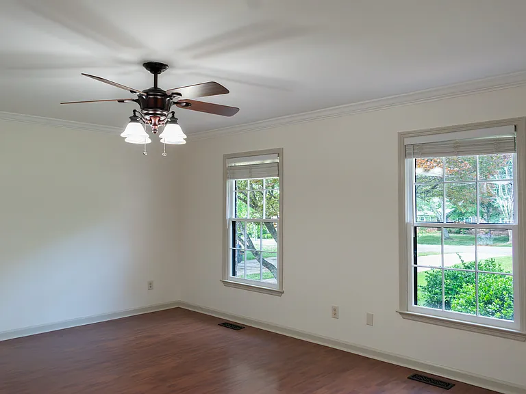 140 Thomas Dr — Photo 13