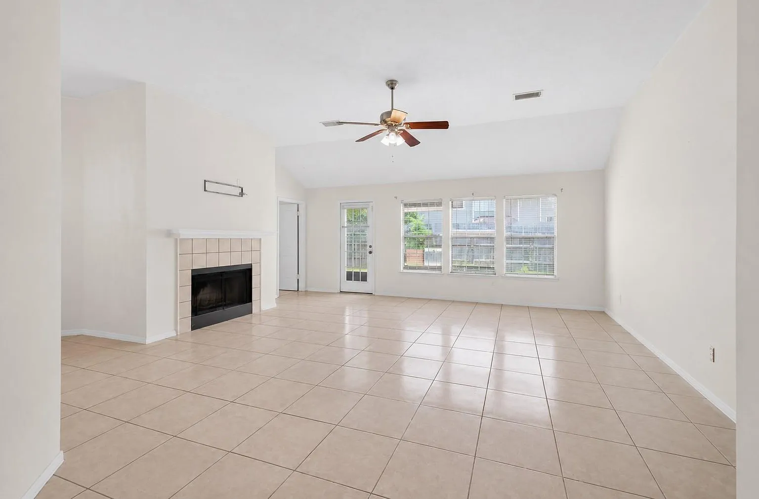 3 bed, 2.0 bath, 1860 sqft, $1,950 — Photo 3