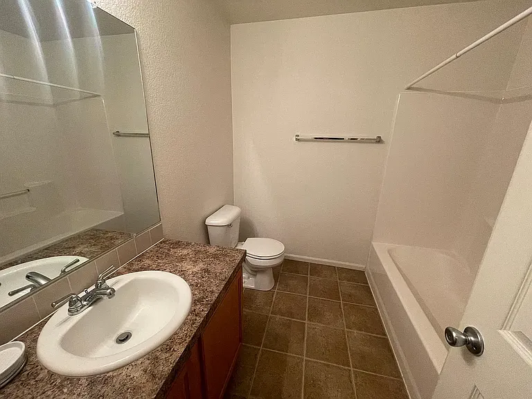 1031 Meadow Ln — Photo 5
