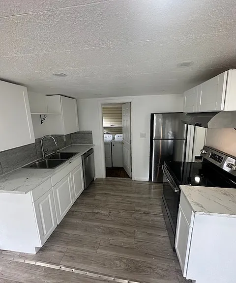 full kitchen, oven, dish washer, fridge, microwave.